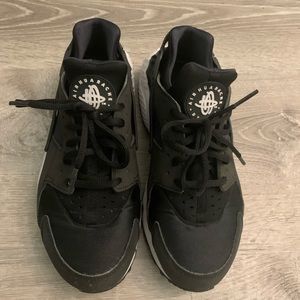 Nike Air Huarache in Black & White